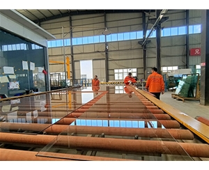 鋼化等待進爐的玻璃