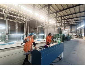 超大框兩個人打丁基膠